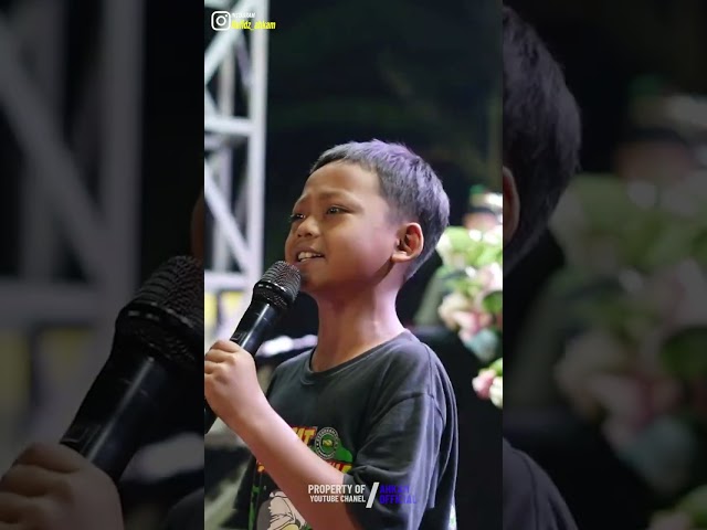 Gus Ahkam Kagum Adeknya Keren Calon Vocalis Hebat Nanti class=