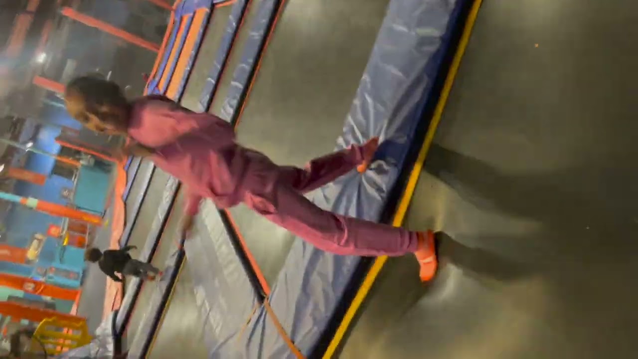 🤸🏽‍♀️ Sky Zone с моим племянником 😮‍💨 Боже, как я устал 😂😴 Я подписан на @TOMMYHOTGIRLZTV ❤️‍🔥