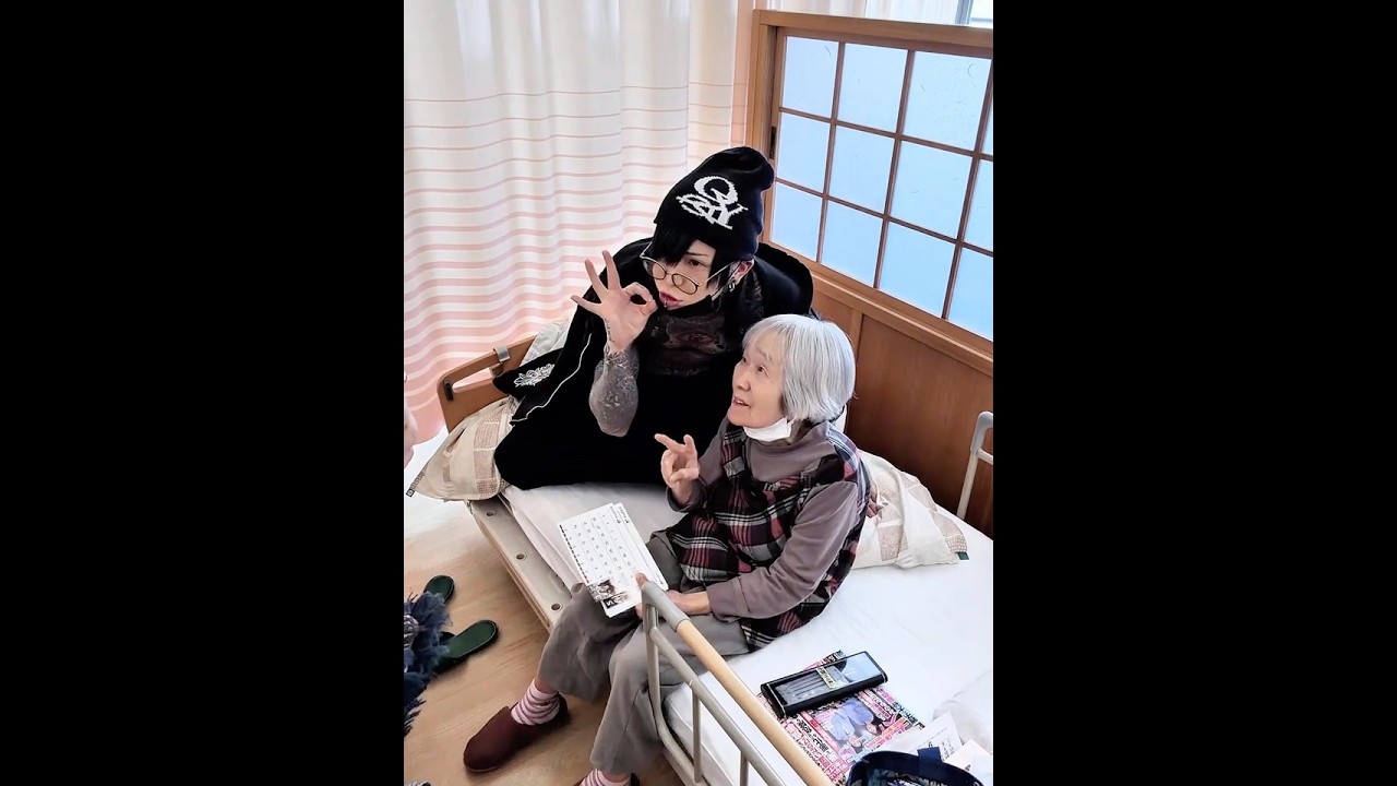 バンドマンとおばあちゃんの無限ツーショット撮影会👵 #全身タトゥー #おばあちゃん #おばあちゃんと孫 #v系 #老人ホーム
