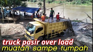 Dump Truck Pasir Muatan Berlebihan.