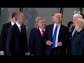 Que se dane o Politicamente Correto: Trump empurra primeiro-ministro de Montenegro Dusko Markovic, em reunião da OTAN
