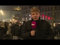 Woeste menigte demonstreert na politiegeweld tegen gesluierde vrouw!