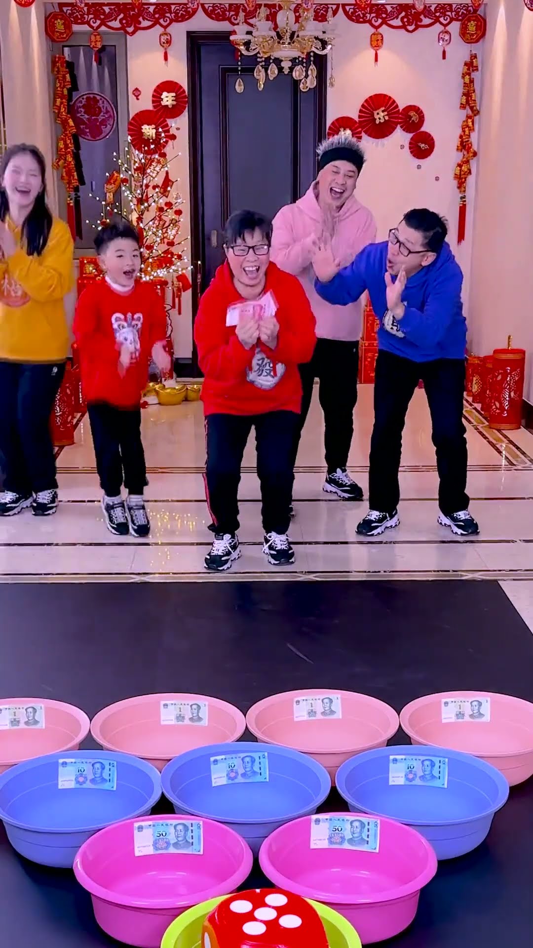 New Year's Game, Dice Throwing Challenge#Funnyfamily#Partygames#Shorts#Challenge