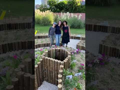 Vídeo: Jardinagem de buraco de fechadura: crie canteiros de jardim de buraco de fechadura em seu jardim