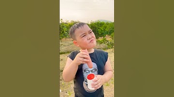 Cậu bé tốt bụng lần đầu ăn xúc xích và cái kết hài hước #shorts