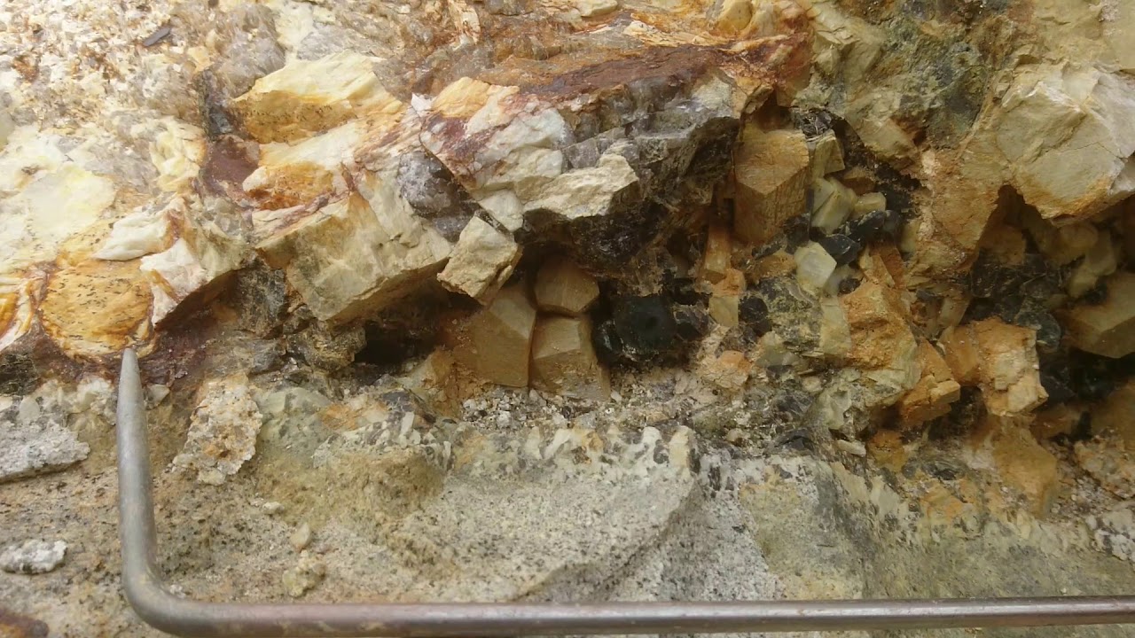 典型的なペグマタイト Pegmatite 晶洞 ガマ Pocket Youtube