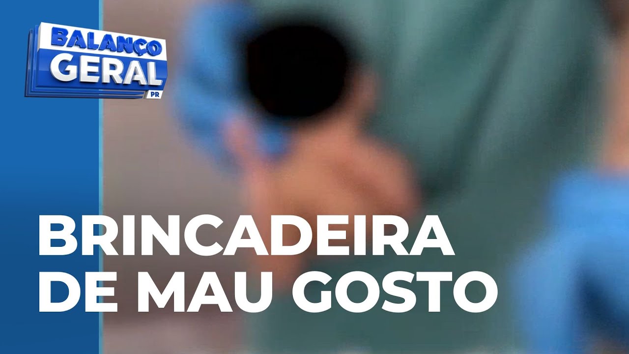 Fisioterapeuta dança com recém-nascido no bolso do jaleco e é afastada