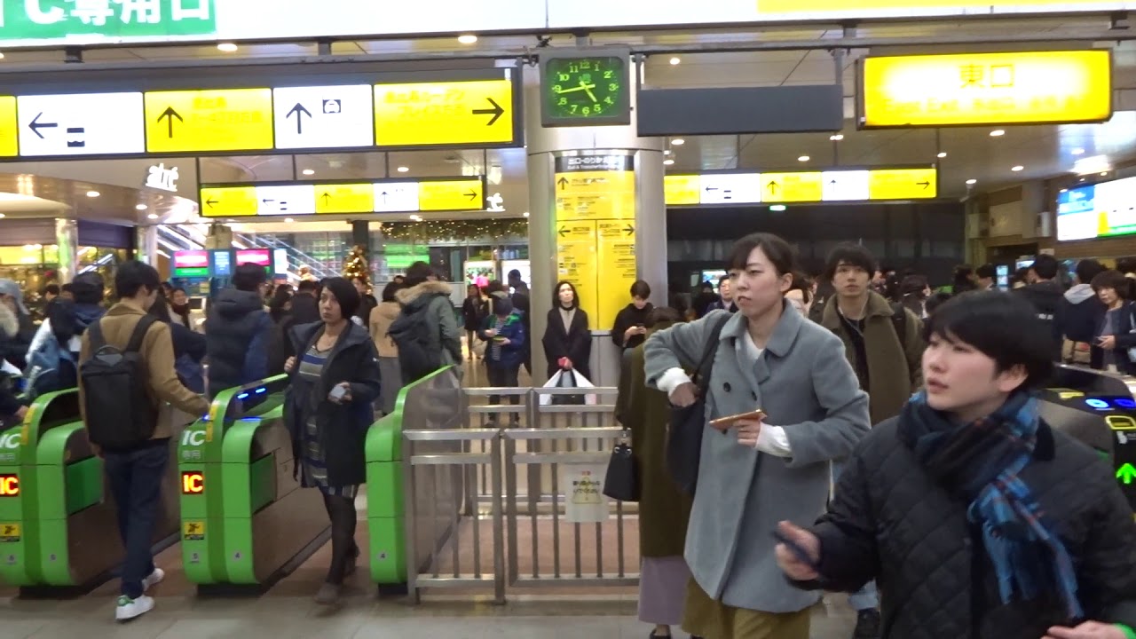 たくさんの乗客が行き交う恵比寿駅の東口改札の風景 Youtube