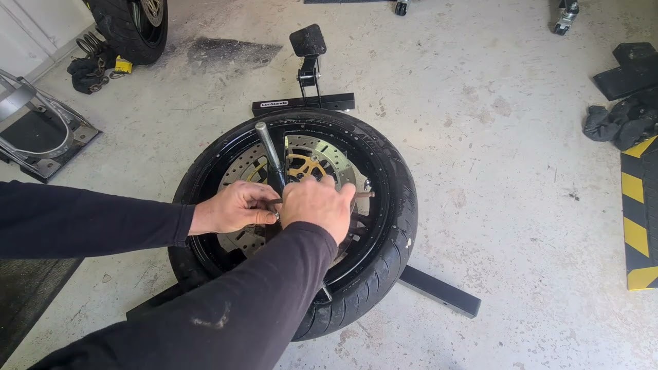attempting to change a motorcycle tyre at home with the constand tyre changer!!!