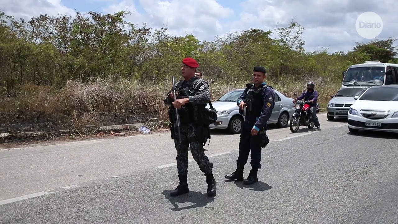 Protesto bloqueia BR-116 em frente ao Complexo Penitenciário de Itaitinga