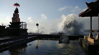 Large Waves Hit Bali Beaches, Flooding Nearby Streets