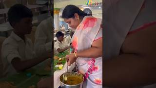 விருந்தினர்கள் மனநிறைவுடன் சாப்பிட ❤️VIZHA WEDDING PLANNERS ஓனர்களும் நேரடியாக உணவு பரிமாறுவோம் 🙏🍽️