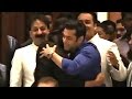 All Moments When Salman Shahrukh Hug At Baba Siddiqui Iftar Party 2013-14