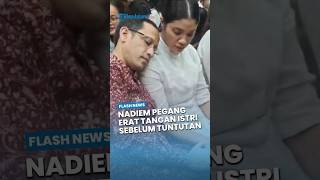 Terdakwa Nadiem Makarim Menggenggam Tangan Istrinya Sebelum Sidang Dimulai