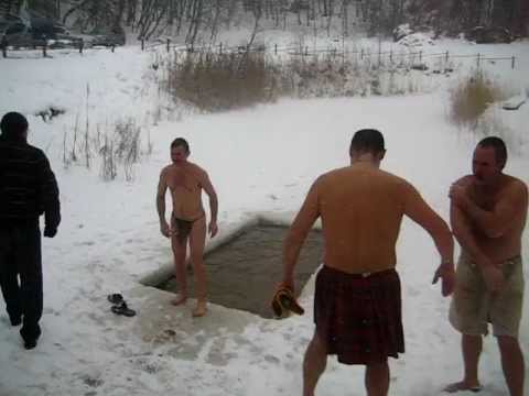 баня зимой. купание после бани. купание в снегу после бани. деревенские купаются. купаемся после бани.