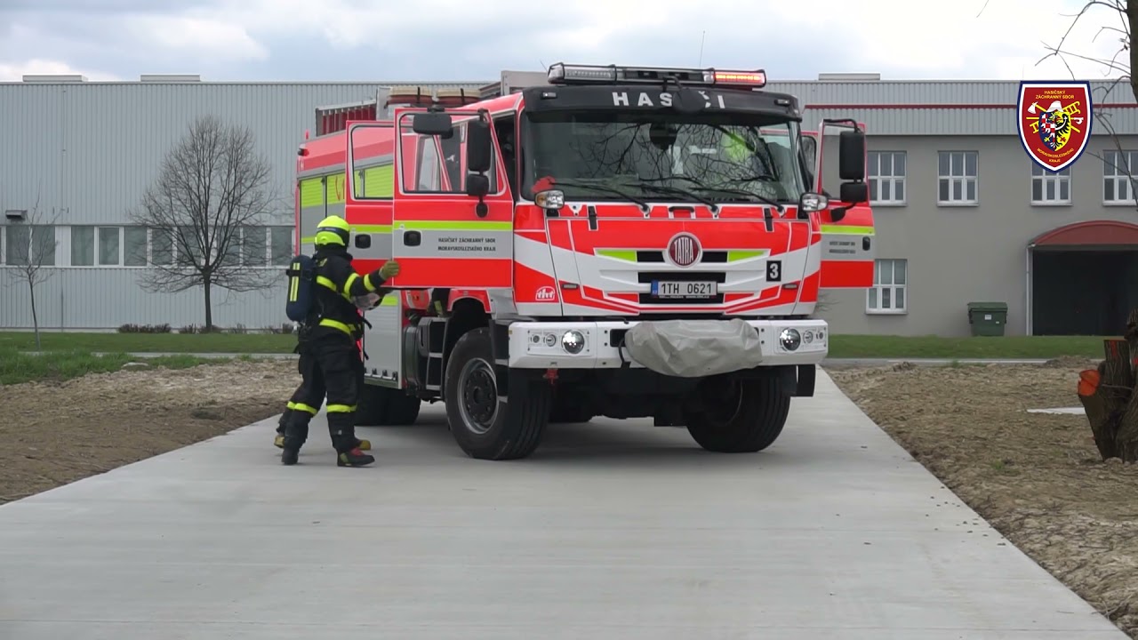 Nácvik zásahu hasičů ze stanice Kopřivnice při požáru elektromobilu | HZS MSK
