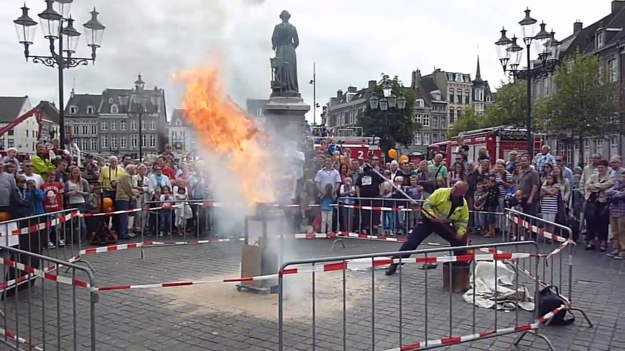 Do not try this at home, Don't use water to put on grease fire! - YouTube