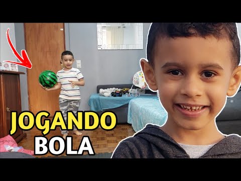 VAMOS BRINCAR DE BOLA! | BRINCADEIRAS DIVERTIDAS | Brincar de bola com a mamãe e o irmão #crinaça