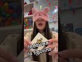 Sofì indovina bendata le figurine..