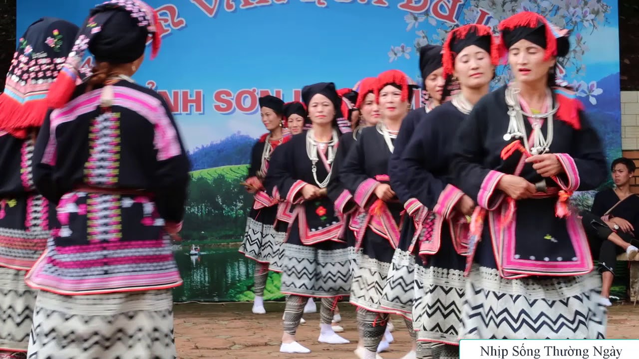 CHỢ TÌNH MỘC CHÂU | MÚA CẤP SẮC NGƯỜI DAO | NHỊP SỐNG THƯỜNG NGÀY