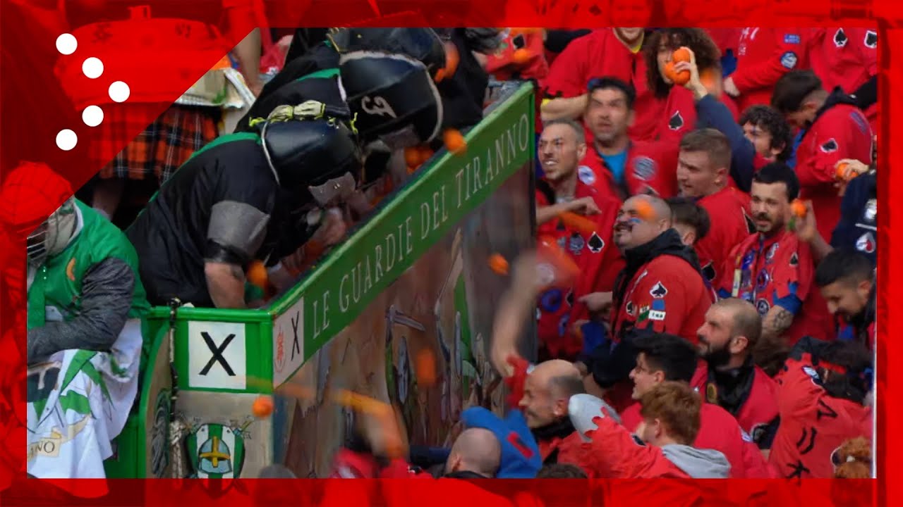 Carnevale di Ivrea 2024, l'inizio della battaglia delle arance: i primi carri entrano in piazza