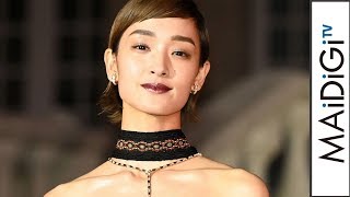 剛力彩芽、ベアトップドレスで美デコルテ＆背中見せ　深紫リップであでやかに