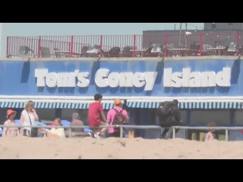 当地人和游客涌向海滩和清凉的海浪 – YouTube