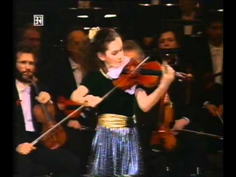 Young Hilary Hahn plays Bach (Gigue in d minor)