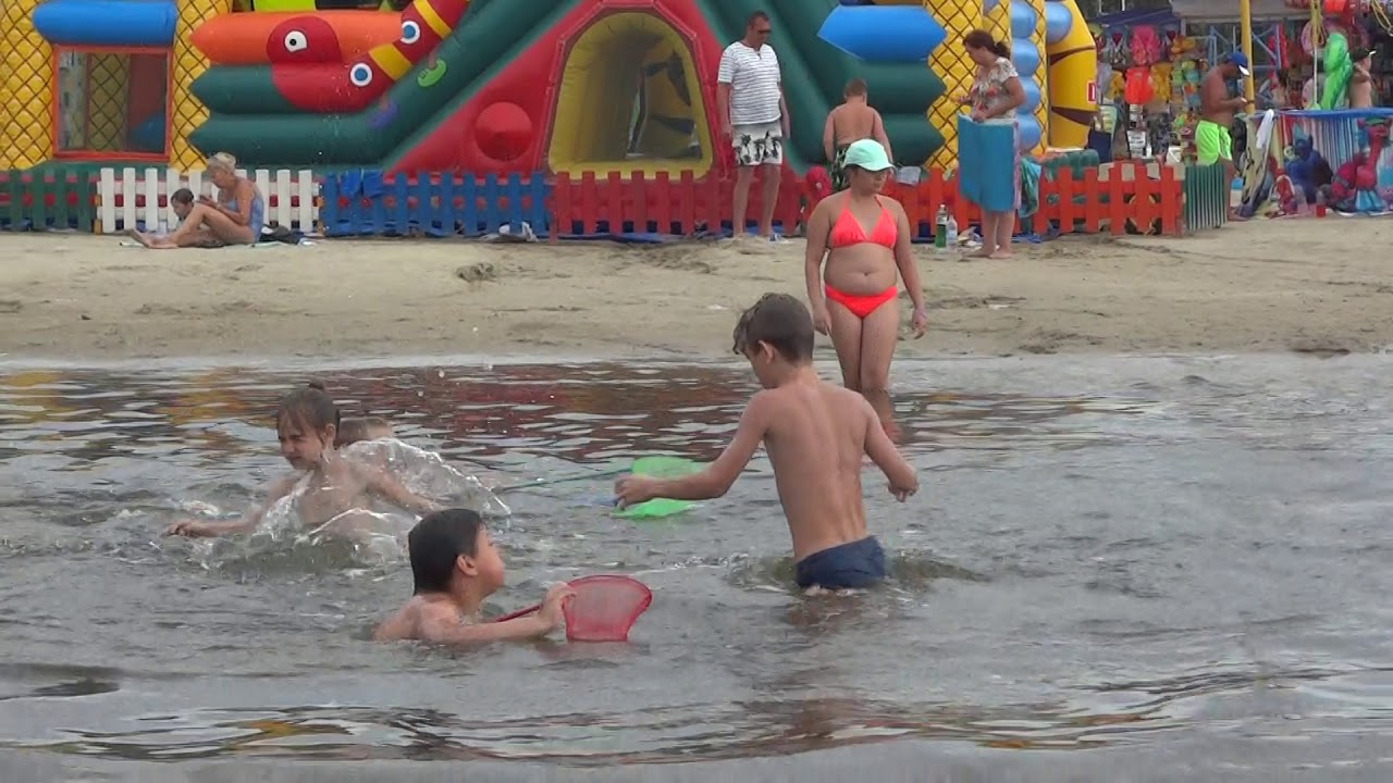 Когда купаются в анапе. Анапа речка Анапка. Красивые места для купания Анапа. Дети купаются на море в Анапе. Анапа дети море.