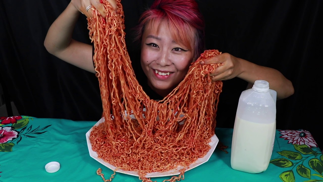 Unødvendig Forfatning Gæsterne Most Korean Fire Noodles Ever Eaten (x15 Packs) | 불닭 볶음면 도전 vs Matt Stonie  - YouTube