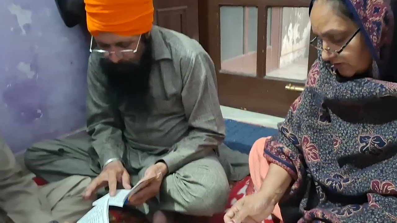   {੧}ਗੁਰਾ,ਇਕ ਦੇਹਿ ਬੁਝਾਈ॥