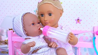 Mama doll helps the sick baby! Play Dolls health routines