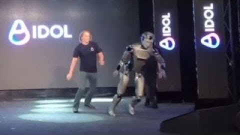 Peinlich! Russischer KI-Roboter fällt auf der Bühne hin