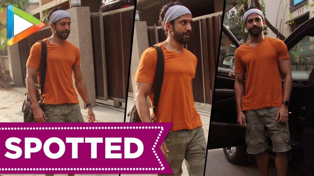 SPOTTED: Farhan Akhtar @Pali Village, Bandra