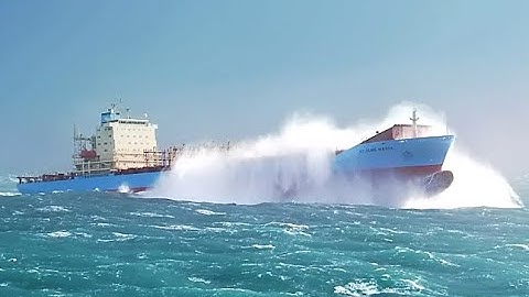 Top 10 Large Oil Tanker & Container Ships Throws on Large Waves In Storm