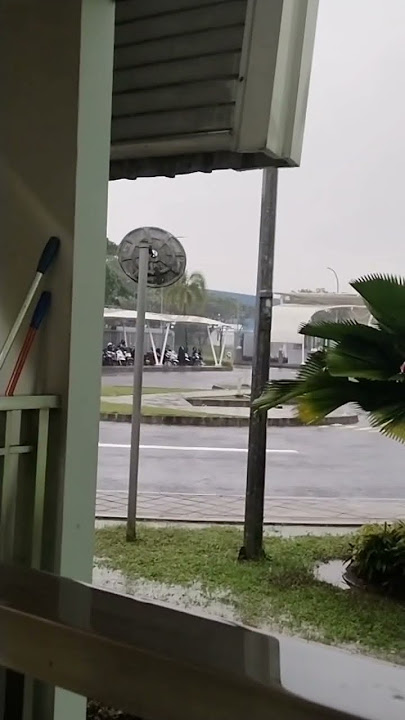 Menunggu hujan pulang kerja