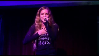 Nina de 12 anos Martina Peloni canta en Frances