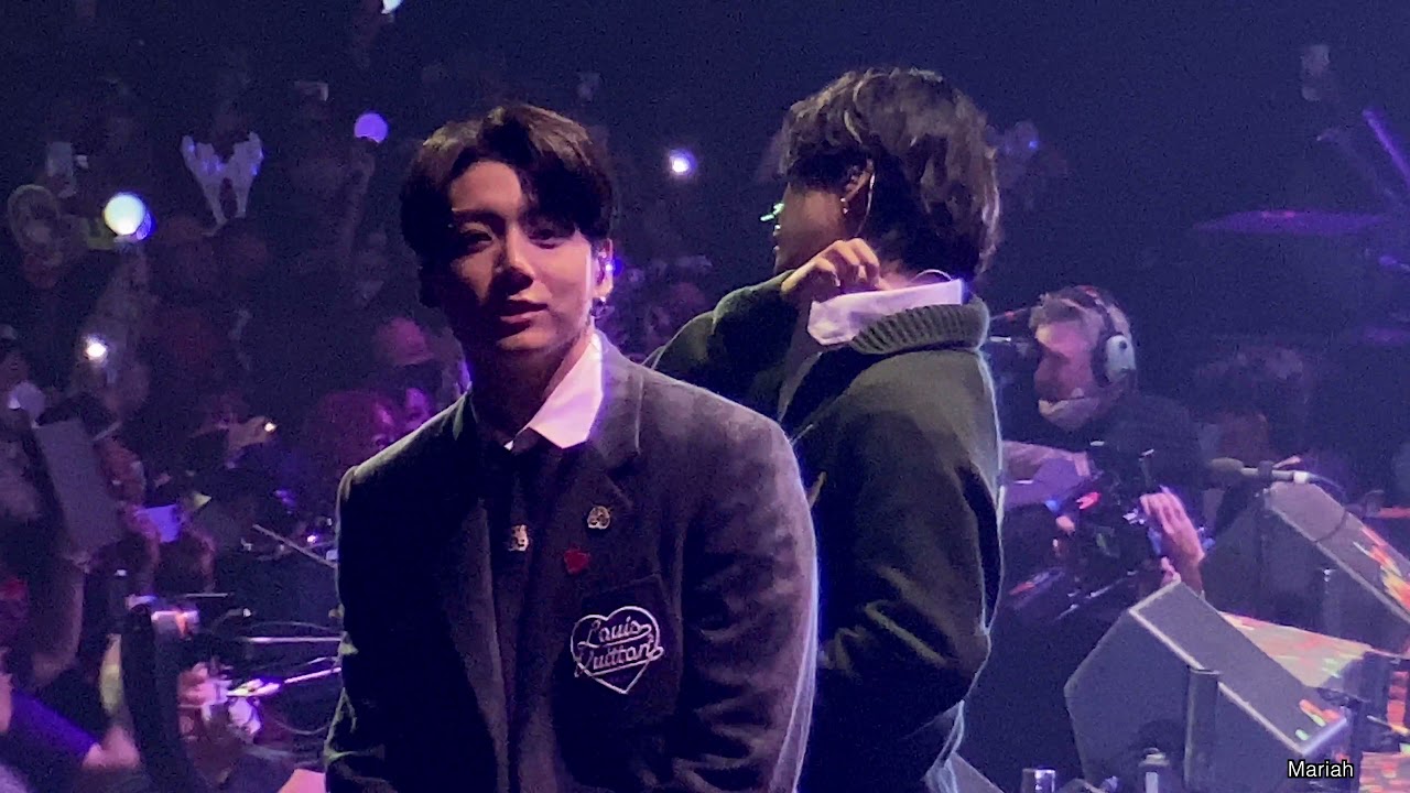 BTS Dynamite (Holiday Remix) (Side View) @ Jingle Ball 2021 211203