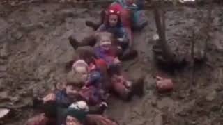 дети катаются в грязи