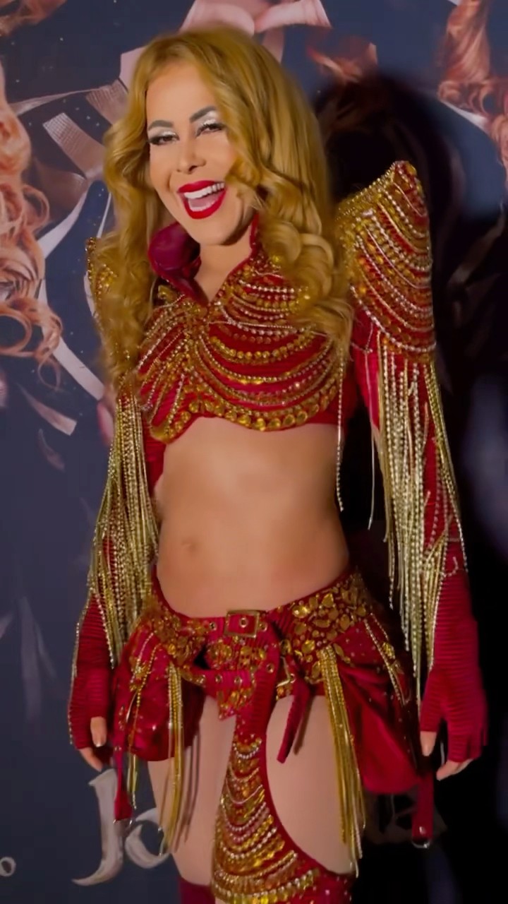 Joelma no camarim com seu novo figurino