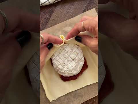 מעיין שטרודל במתכון לבייבי קממברט של משק יעקבס שנמסה בתוך מעטפת של בצק עלים חם, מתכון קלאסי ומושלם