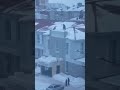 Чистят снег с крыши без страховки