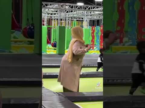 Somali woman on trampoline. funny 😀🤣. please subscribe like and share