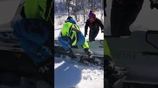 Момент где Руслан перевернул снегоход и батя помог ему а потом я с русом спустились. В месте