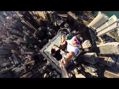 crazy-selfie-from-hong-kong-skyscraper