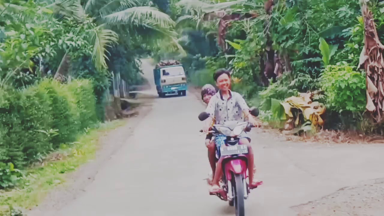 Nyodrek Engkel truk  muat  kayu  di jalur pegunungan 