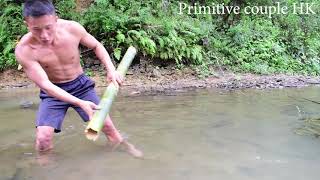 Primitive life - Caught big carp hunting frogs by the river - Catch big fish carp eat frogs