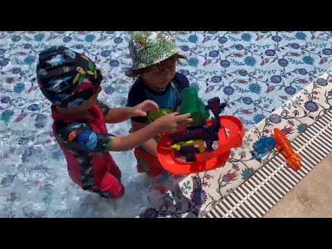 Yusuf ve Fatih selim oyuncaklarının yapışkanlarını söktüler😳Havuzda hotwheels setiyle oynadılar😍