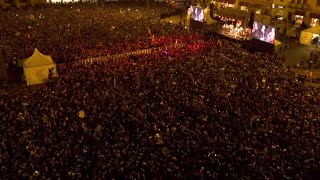 Sardine a Bologna, la folla intona "Bella ciao": le immagini dall'alto