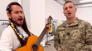 Неможливо наслухатись! Колумбієць Янко заспівав разом з українським військовим Юрієм Городецьким